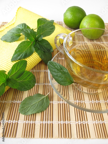 Photo: Tee mit Zitronen-Minze Tee mit Zitronen-Minze