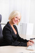 Blonde Dame im Büro