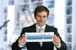 Mann mit Schild Assessement Center