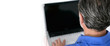 Mann arbeitet am laptop
