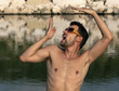 bel ragazzo che balla all'aperto
