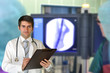 Junger Chirug Junger Arzt mit Schild Endovaskuläre Chirurgie