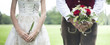 Hochzeit - Bräutigam hält Brautstrauß Tracht