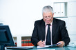 seniorchef bei der arbeit