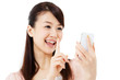 Foto: Beautiful young woman using a mobile phone. Portrait of asian. Beautiful young woman using a mobile phone. Portrait of asian.