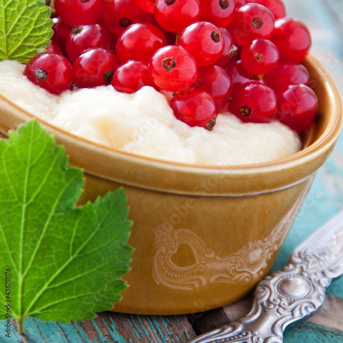 Foto: Grießpudding und Beeren Grießpudding und Beeren