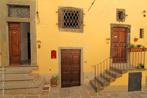 Photo: Hauseingänge in Cortona Hauseingänge in Cortona