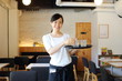 カフェ・レストランで働く女の子