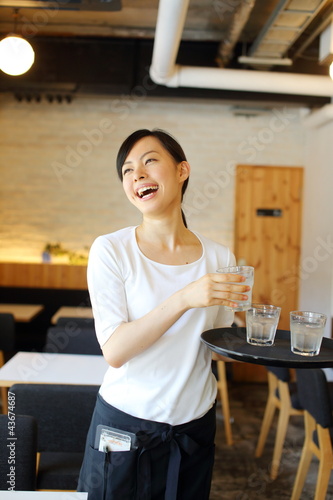 Photo: カフェ・レストランで働く女の子 カフェ・レストランで働く女の子