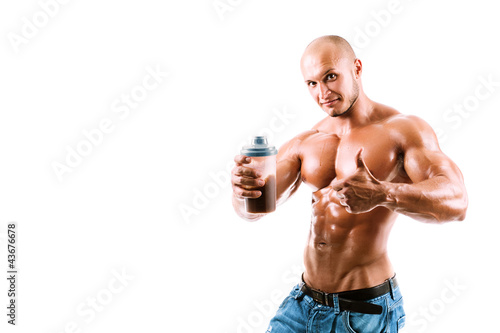 Foto: athletic young handsome man with shake bottle. athletic young handsome man with shake bottle.