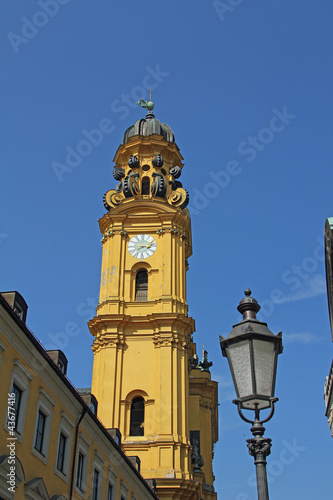 Photo: Theatinerkirche und Laterne Theatinerkirche und Laterne