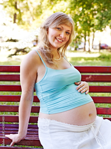 Foto: Pregnant woman outdoor. Pregnant woman outdoor.