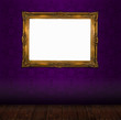 Photo: Bilderrahmen in Gold vor Tapete violett mit Holzboden Bilderrahmen in Gold vor Tapete violett mit Holzboden