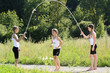 3 Mädchen springen Seil