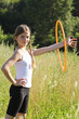 Mädchen mit hula hoop Reifen