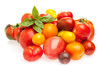 Unterschiedliche Tomaten auf weißem Hintergrund