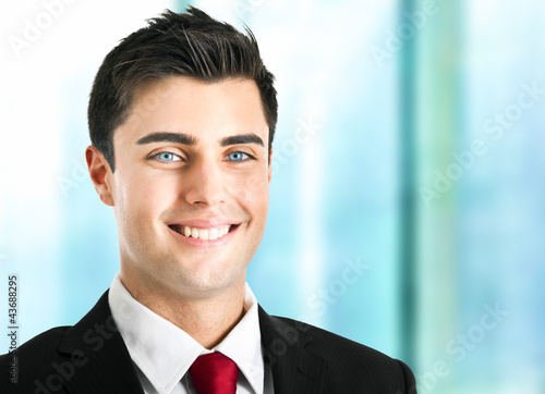 Foto: Smiling businessman portrait Smiling businessman portrait