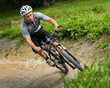 Mountainbiker in Schräglage