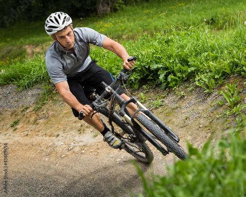 Photo: Mountainbiker in Schräglage Mountainbiker in Schräglage