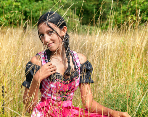 Foto: Wunderhübsche Frau im Dirndl in der Natur Wunderhübsche Frau im Dirndl in der Natur