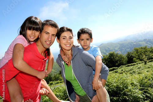 Foto: Parents and children standing in natural landscape Parents and children standing in natural landscape