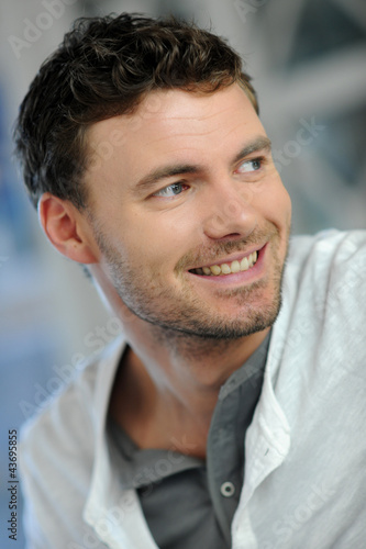 Foto: Portrait of handsome young smiling man Portrait of handsome young smiling man