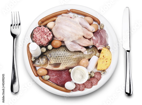 Foto: Raw meat and dairy products on a plate. Raw meat and dairy products on a plate.