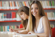 Foto: students in a library students in a library
