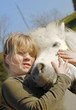 Foto: Heilpädagogisches Reiten Mädchen liebt ihr Pony Heilpädagogisches Reiten Mädchen liebt ihr Pony