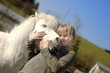 Heilpädagogisches Reiten Mädchen liebt ihr Pony
