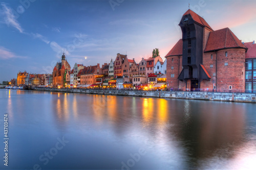 Foto: Old town of Gdansk with ancient crane at dusk, Poland Old town of Gdansk with ancient crane at dusk, Poland