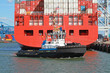Schlepper vor Containerschiff