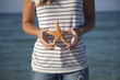 Foto: Hands holding starfish Hands holding starfish