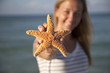 Foto: Woman Holding Starfish Woman Holding Starfish