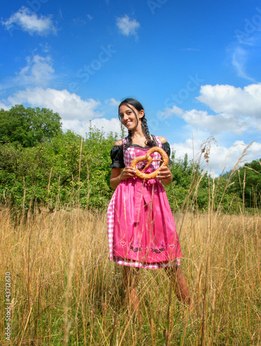 Foto: Wunderhübsche Frau im Dirndl in der Natur Wunderhübsche Frau im Dirndl in der Natur