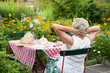 Seniorin im sommerlichen Garten