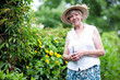 Seniorin bei Gartenarbeit