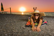 Ragazza prende il sole e allunga le braccia