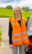 Junge Frau mit Warnweste