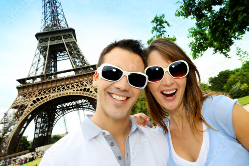 Photo: Funny couple in front of the Eiffel tower Funny couple in front of the Eiffel tower