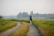 Junge Frau joggt