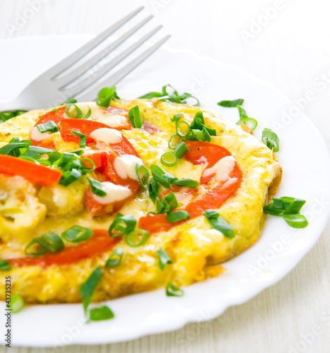 Foto: Omelet with tomatoes and green onions Omelet with tomatoes and green onions