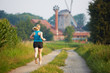 Junge Frau joggt