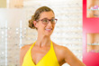 Junge Frau beim Optiker oder Brillengeschäft