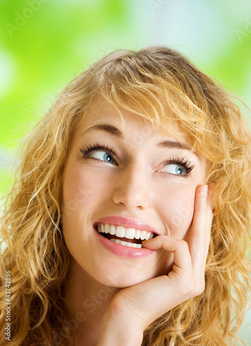 Foto: Smiling young beautiful woman, indoors Smiling young beautiful woman, indoors