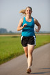 Junge Frau joggt