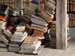 Bücherstapel vor Bücherregalen