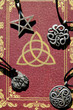 Buch der Schatten + Amulette