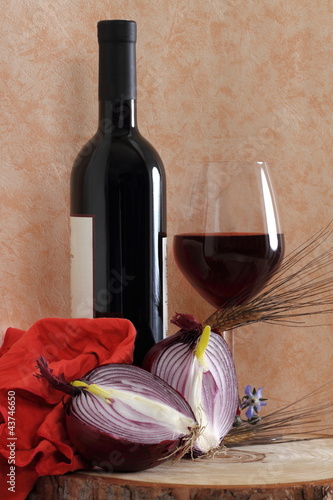 Foto: Vino rosso con cipolla rossa e grano Vino rosso con cipolla rossa e grano