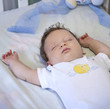 Photo: Bimbo che dorme beatamente nella sua culla Bimbo che dorme beatamente nella sua culla